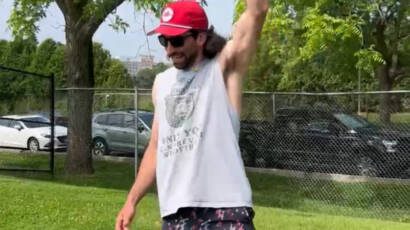 coach kubi training outside with single arm kettle bell snatches