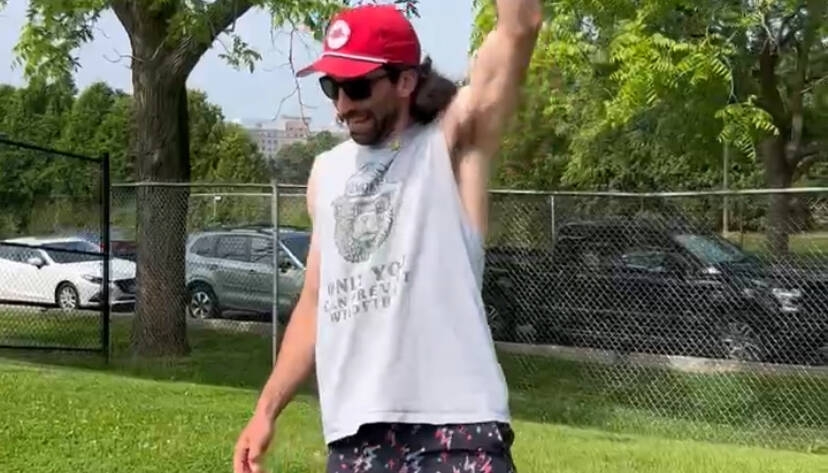 coach kubi training outside with single arm kettle bell snatches